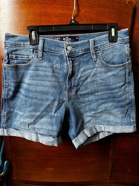 Hollister Mid-Rise Short 5” (Soft Stretch) Cuffed Blue Jean Shorts